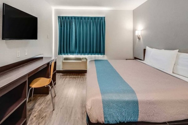 Foto van 1 kingsize bed | Badkuip met mobiele toegang | NSMK minikoelkast - BedRoom