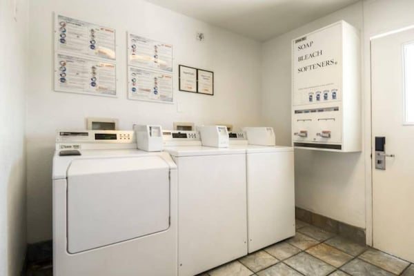Foto van 1 kingsize bed | Badkuip met mobiele toegang | NSMK minikoelkast - Facilities