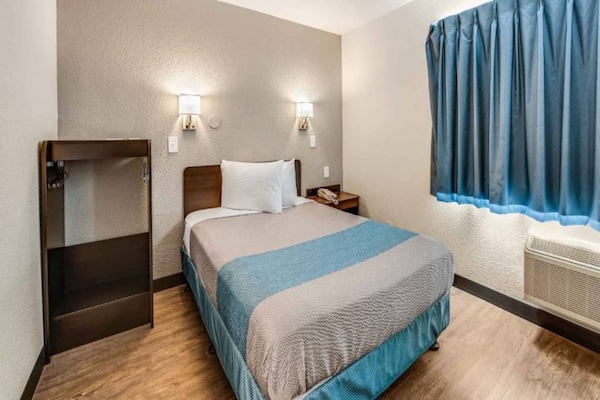 Foto van 1 kingsize bed | Badkuip met mobiele toegang | NSMK minikoelkast - BedRoom