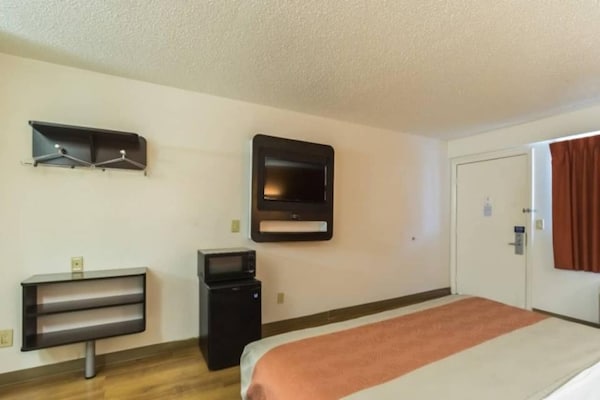 Foto van 1 kingsize bed | Rookvrij, koelkast - Vakantiehuis in CRAWFORDSVILLE - Facilities