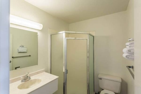 Foto van 1 queensize bed | Mob Acc RI Shwr Nsmk Micfridg - Vakantiehuis in Moses Lake - BedRoom