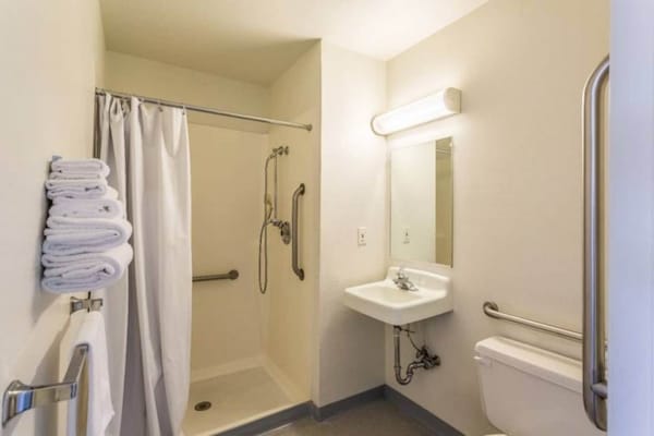 Foto van 1 queensize bed | Mob Acc RI Shwr Nsmk Micfridg - Vakantiehuis in Moses Lake - BedRoom