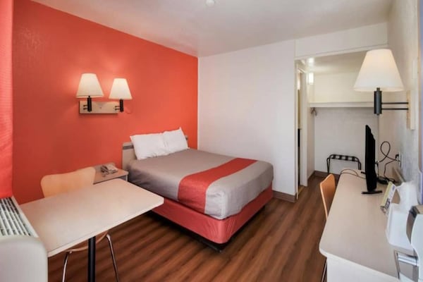 Foto van 1 queensize bed | Mob Acc RI Shwr Nsmk Micfridg - Vakantiehuis in Moses Lake - BedRoom