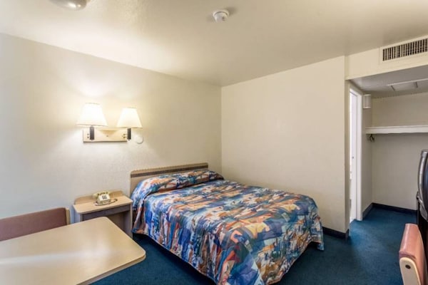 Foto van 1 queensize bed | Mob Acc RI Shwr Nsmk Micfridg - Vakantiehuis in Moses Lake - Facilities
