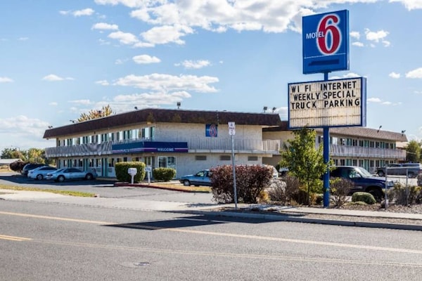Foto van 1 queensize bed | Mob Acc RI Shwr Nsmk Micfridg - Vakantiehuis in Moses Lake - Facilities