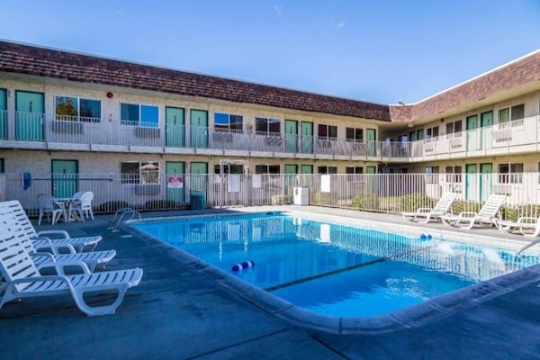 Foto van 1 queensize bed | Mob Acc RI Shwr Nsmk Micfridg - Vakantiehuis in Moses Lake - Pool