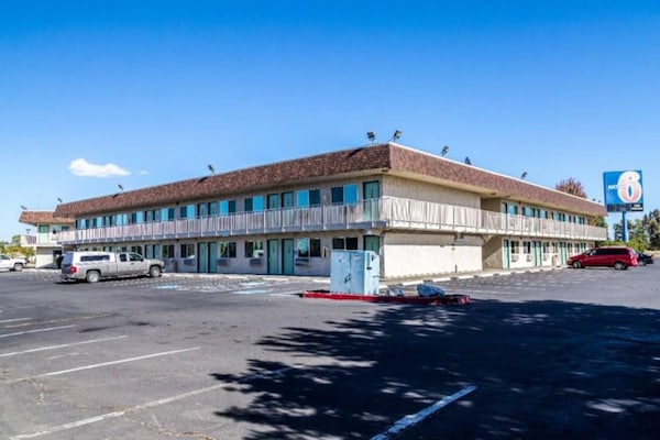 Foto van 1 queensize bed | Mob Acc RI Shwr Nsmk Micfridg - Vakantiehuis in Moses Lake - Facilities
