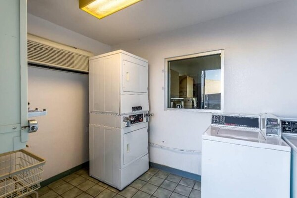 Foto van 1 queensize bed | Mob Acc RI Shwr Nsmk Micfridg - Vakantiehuis in Moses Lake - Facilities