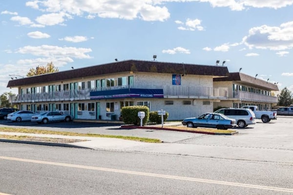 Foto van 1 queensize bed | Mob Acc RI Shwr Nsmk Micfridg - Vakantiehuis in Moses Lake - Facilities