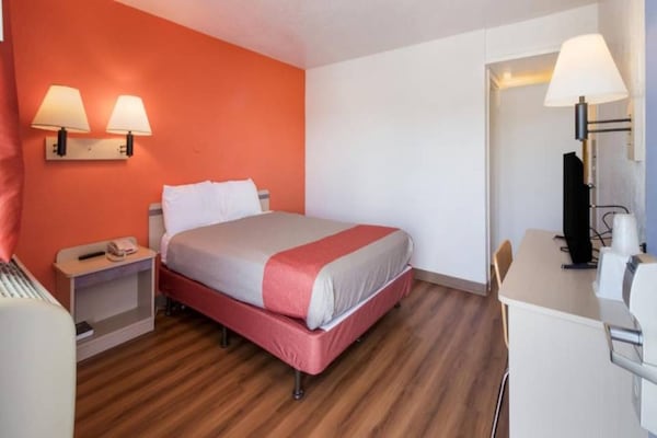 Foto van 1 queensize bed | Mob Acc RI Shwr Nsmk Micfridg - Vakantiehuis in Moses Lake - Facilities