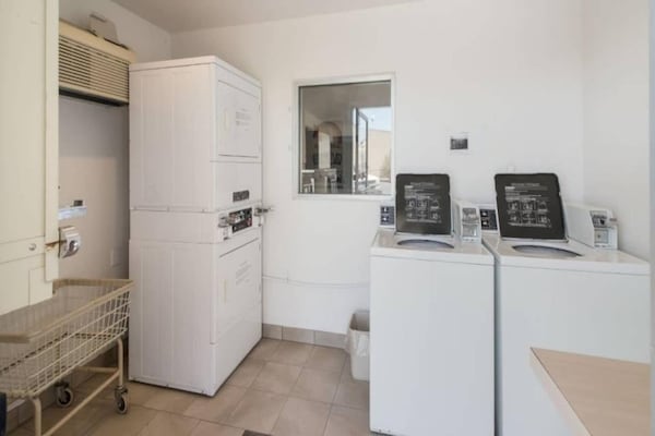 Foto van 1 queensize bed | Mob Acc RI Shwr Nsmk Micfridg - Vakantiehuis in Moses Lake - Facilities