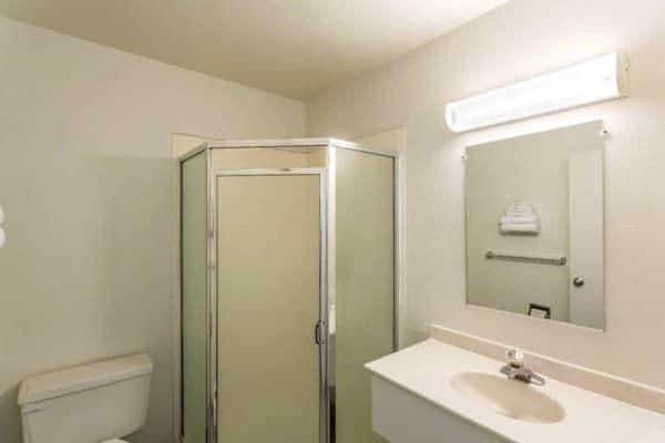 Foto van 1 queensize bed | Mob Acc RI Shwr Nsmk Micfridg - Vakantiehuis in Moses Lake - Facilities