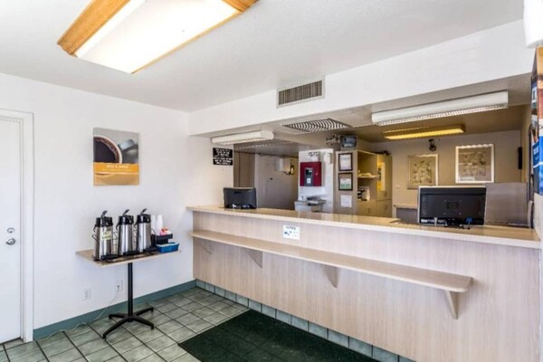 Foto van 1 queensize bed | Mob Acc RI Shwr Nsmk Micfridg - Vakantiehuis in Moses Lake - FloorPlan