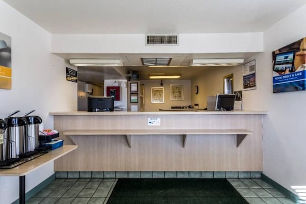 Foto van 1 queensize bed | Mob Acc RI Shwr Nsmk Micfridg - Vakantiehuis in Moses Lake - FloorPlan