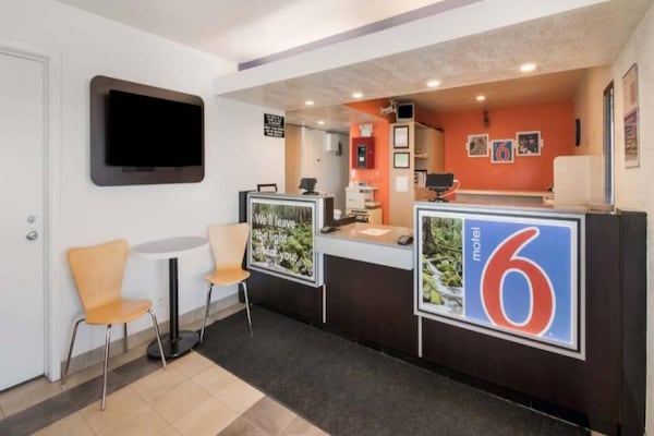 Foto van 1 queensize bed | Mob Acc RI Shwr Nsmk Micfridg - Vakantiehuis in Moses Lake - FloorPlan