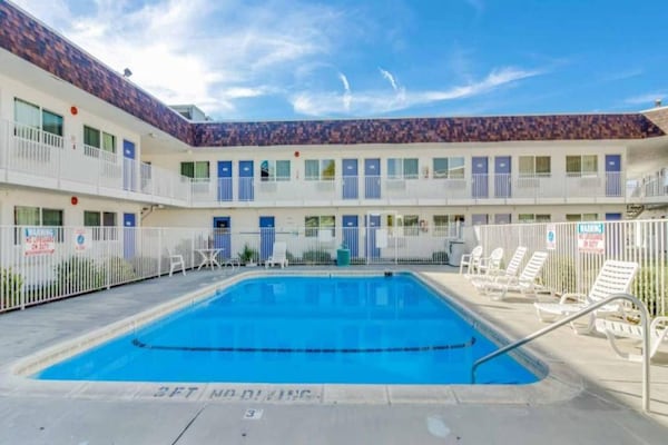 Foto van 1 queensize bed | Mob Acc RI Shwr Nsmk Micfridg - Vakantiehuis in Moses Lake - Pool
