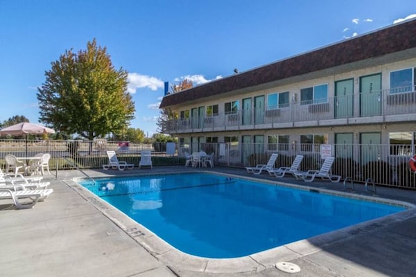Foto van 1 queensize bed | Mob Acc RI Shwr Nsmk Micfridg - Vakantiehuis in Moses Lake - Pool
