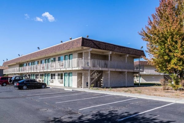 Foto van 1 queensize bed | Mob Acc RI Shwr Nsmk Micfridg - Vakantiehuis in Moses Lake - Facilities