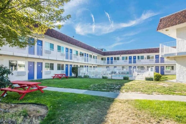 Foto van 1 queensize bed | Mob Acc RI Shwr Nsmk Micfridg - Vakantiehuis in Moses Lake - ExteriorSummer