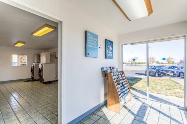 Foto van 1 queensize bed | Mob Acc RI Shwr Nsmk Micfridg - Vakantiehuis in Moses Lake - FloorPlan