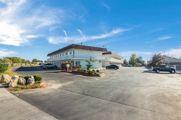 Foto van 1 queensize bed | Mob Acc RI Shwr Nsmk Micfridg - Vakantiehuis in Moses Lake - ExteriorSummer