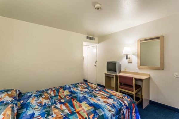 Foto van 1 queensize bed | Mob Acc RI Shwr Nsmk Micfridg - Vakantiehuis in Moses Lake - BedRoom