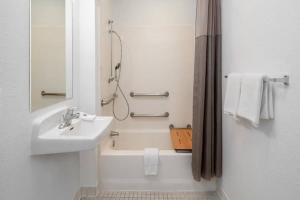 Foto van 1 tweepersoonsbed | Rolstoeltoegankelijke douche/minikoelkast - BathRoom