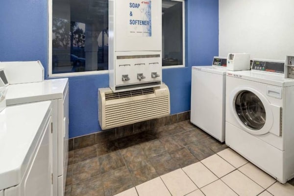 Foto van 1 tweepersoonsbed | Rolstoeltoegankelijke douche/minikoelkast - Facilities