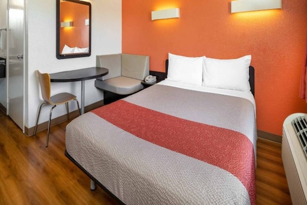 Foto van 1 tweepersoonsbed | Rolstoeltoegankelijke douche/minikoelkast - BedRoom