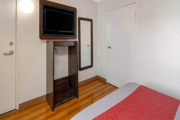 Foto van 1 tweepersoonsbed | Rolstoeltoegankelijke douche/minikoelkast - BedRoom