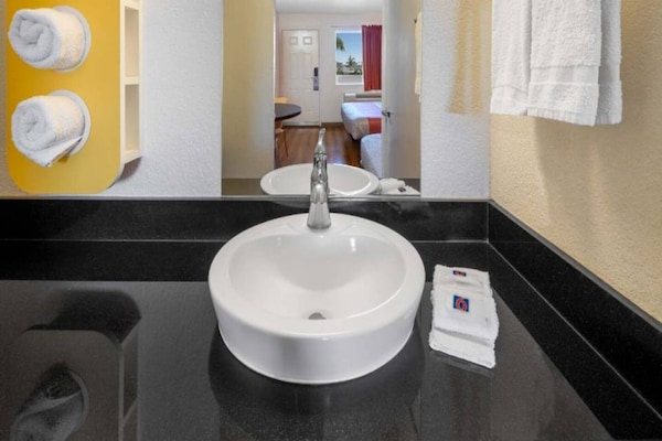 Foto van 1 tweepersoonsbed | Rolstoeltoegankelijke douche/minikoelkast - BathRoom