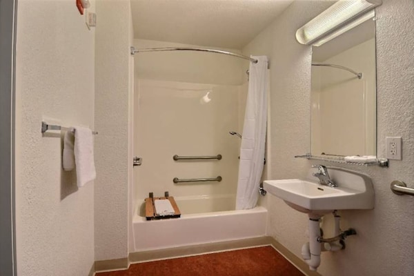 Foto van 1 kingsize bed | Rookvrij, Minikoelkast - Vakantiehuis in San Bernardino - BathRoom