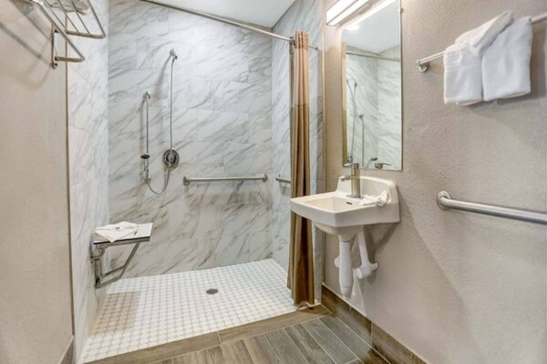 Foto van 1 kingsize bed | Rookvrij, Minikoelkast - Vakantiehuis in San Bernardino - BathRoom