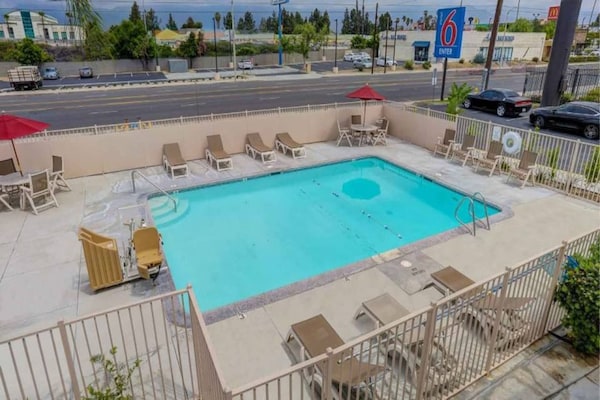 Foto van 1 kingsize bed | Rookvrij, Minikoelkast - Vakantiehuis in San Bernardino - Pool