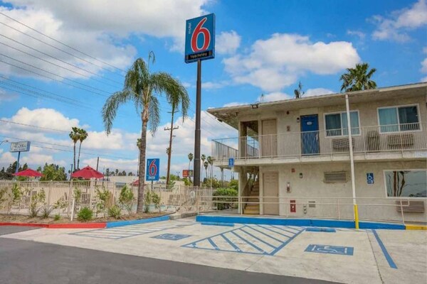 Foto van 1 kingsize bed | Rookvrij, Minikoelkast - Vakantiehuis in San Bernardino - ExteriorSummer
