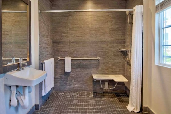 Foto van 1 kingsize bed | Rookvrij, koelkast - Vakantiehuis in Rosemead - BathRoom