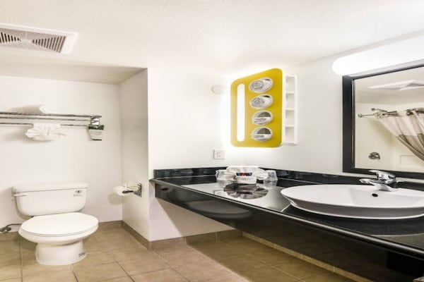 Foto van 1 kingsize bed | Badkuip met mobiele toegang Nsmk Micfridg - Facilities