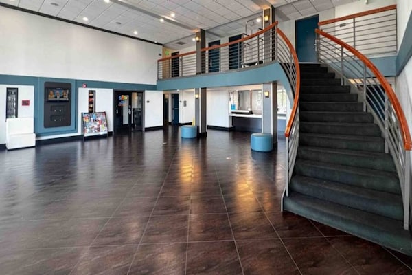 Foto van 1 kingsize bed | Badkuip met mobiele toegang Nsmk Micfridg - FloorPlan