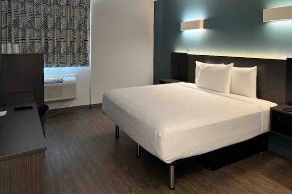 Foto van 1 kingsize bed | Badkuip met mobiele toegang Nsmk Micfridg - BedRoom