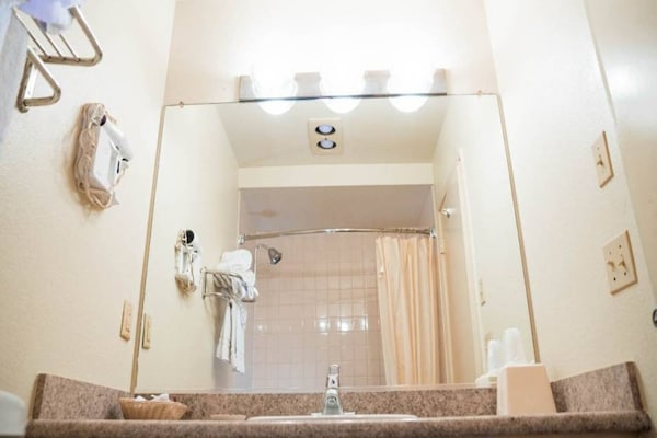 Foto van 1 kingsize bed | Rookoven, koelkast - Vakantiehuis in Anaheim - BathRoom