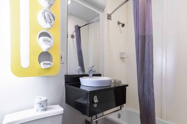 Foto van 1 tweepersoonsbed (queensize) | Rookvrij - Vakantiehuis in Long Beach - BathRoom