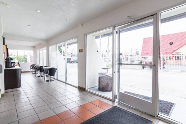 Foto van 1 tweepersoonsbed (queensize) | Rookvrij - Vakantiehuis in Long Beach - FloorPlan