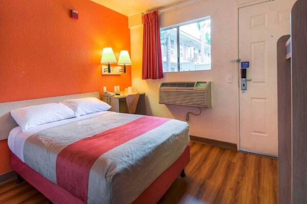 Foto van 1 tweepersoonsbed | Toegankelijk voor mindervaliden/badkuip - BedRoom