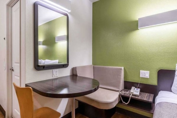 Foto van 1 tweepersoonsbed (queensize) | Rookvrij - Vakantiehuis in REDLANDS - BedRoom