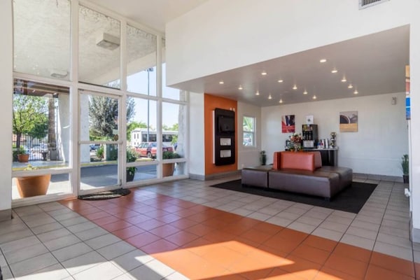 Foto van 1 tweepersoonsbed (queensize) | Rookvrij - Vakantiehuis in REDLANDS - FloorPlan
