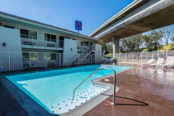 Foto van 1 tweepersoonsbed (queensize) | Rookvrij - Vakantiehuis in REDLANDS - Pool