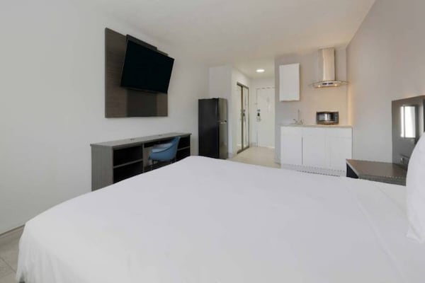Foto van 1 tweepersoonsbed (queensize) | NSMK, bubbelbad, koelkast - BedRoom