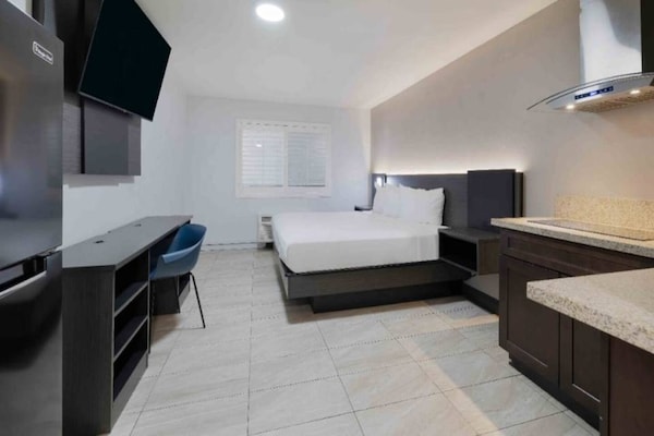 Foto van 1 tweepersoonsbed (queensize) | NSMK, bubbelbad, koelkast - BedRoom
