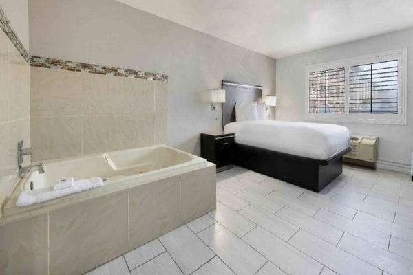 Foto van 1 tweepersoonsbed (queensize) | NSMK, bubbelbad, koelkast - BedRoom