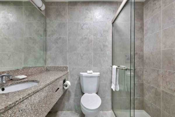 Foto van 1 tweepersoonsbed (queensize) | NSMK, bubbelbad, koelkast - BathRoom